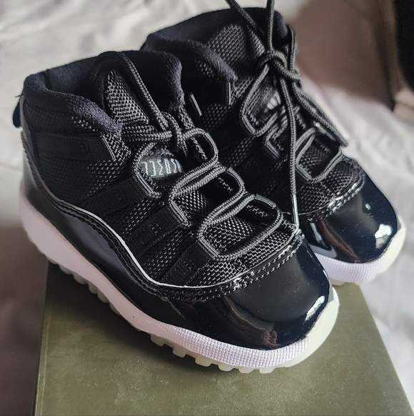 Jordan Kids Black and White Sneakers - Picture 4 of 4